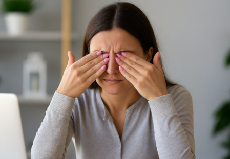 Zarudlé oči? Pozor, může se jednat o zánět spojivek