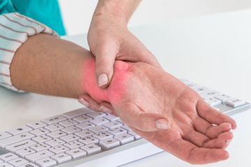 Pracujete na počítači? Dejte si pozor na syndrom karpálního tunelu
