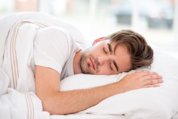 Záhadné pohyby našeho těla při spaní. Co všechno za osm hodin spánku prožijeme?