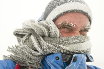 Podchlazení a omrzliny nehrozí jen polárníkům a horolezcům. Buďte v zimě opatrní!