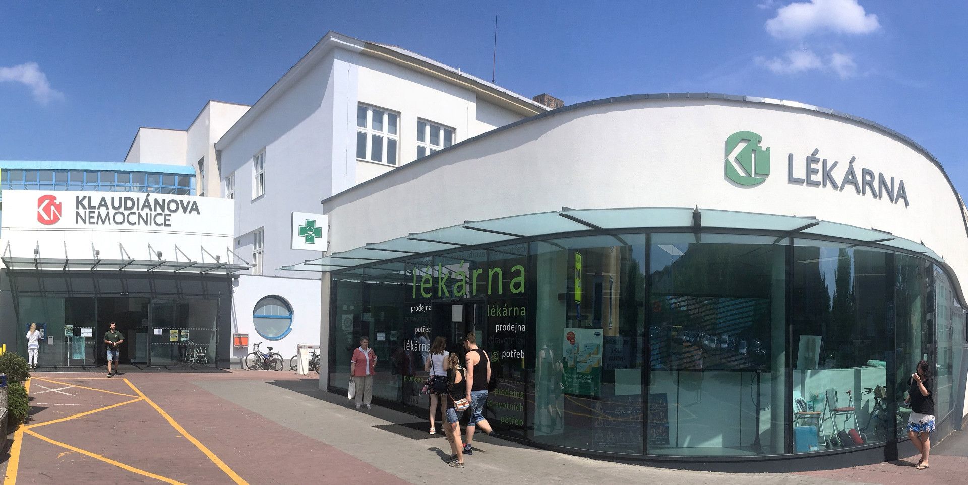Lékárna u hlavního vchodu nemocnice